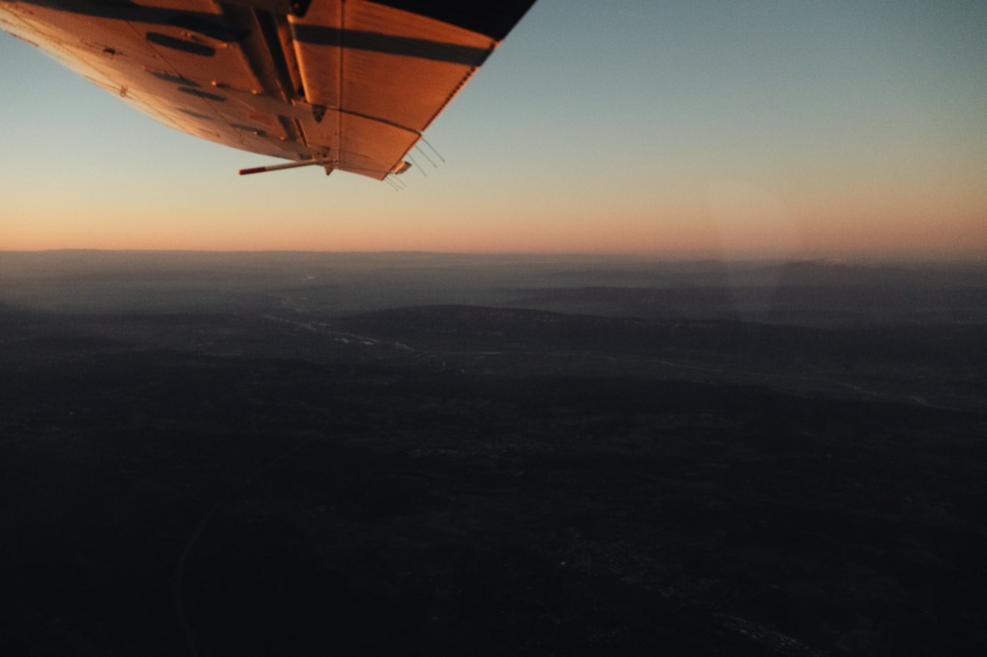 L'aile de l'avion au coucher du soleil
